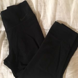 Nike cropped black athletic leggings.